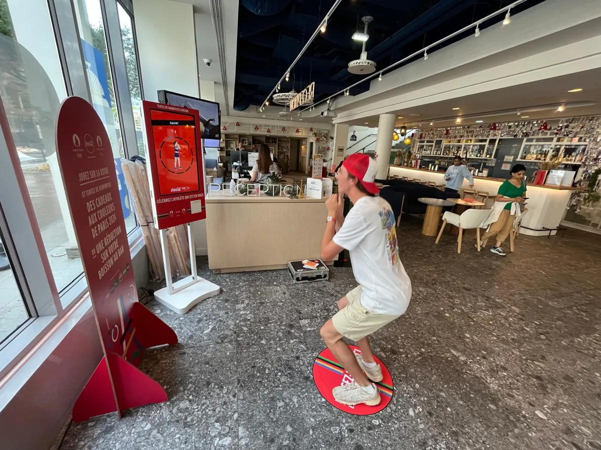 Aktivebox : un participant réalise des squats devant la borne