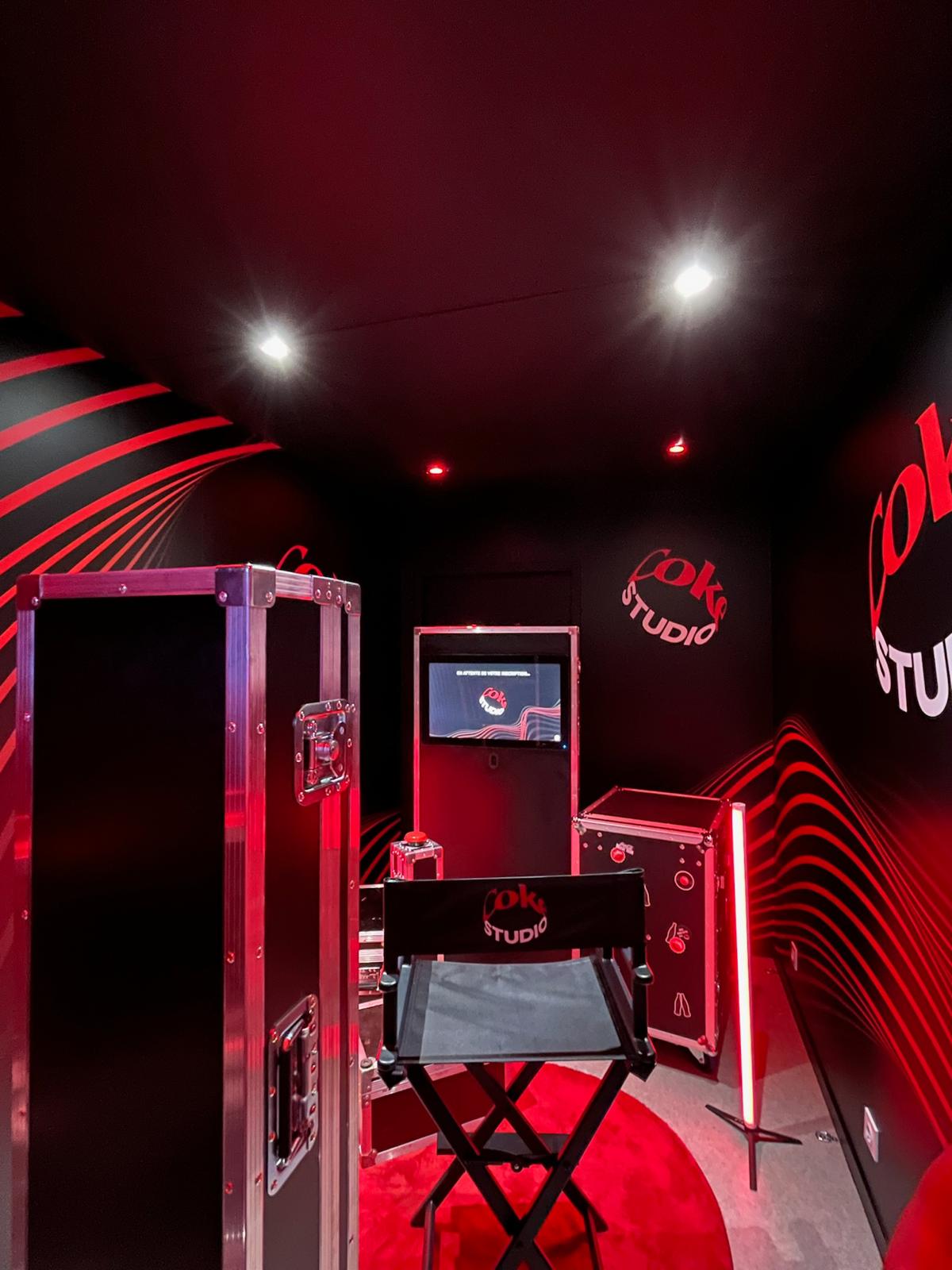 Intérieur de la boîte à questions : fauteuil, écran et ambiance lumineuse