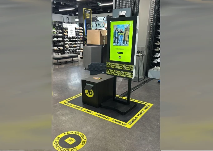 Borne photo IA JD Sports installée en magasin