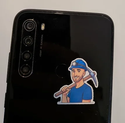 Sticker personnalisé imprimé et découpé sur place, collé sur un smartphone